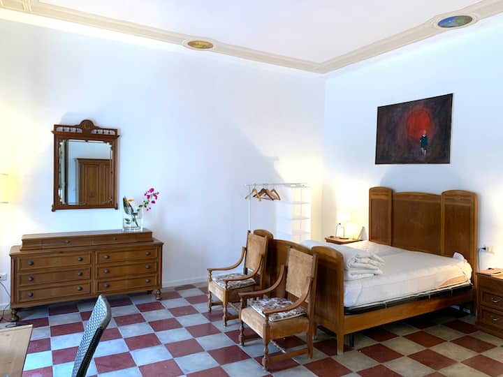 Dhomë gjumi me pasqyrë dhe komodinë antike prej druri me krevat dopio të artë me dy dyshekë tek