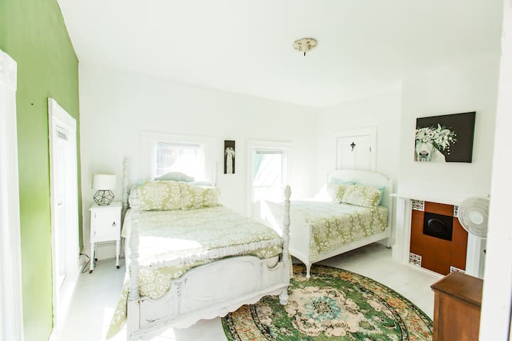 Spavaća soba 3: drugi kat, dva bračna kreveta, klima uređaj, zajednička kupaonica s odvojenom kadom/tušom