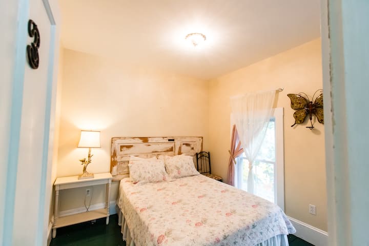 Spavaća soba 4: drugi kat, bračni krevet, klima uređaj, zajednička kupaonica s odvojenom kadom/tušem