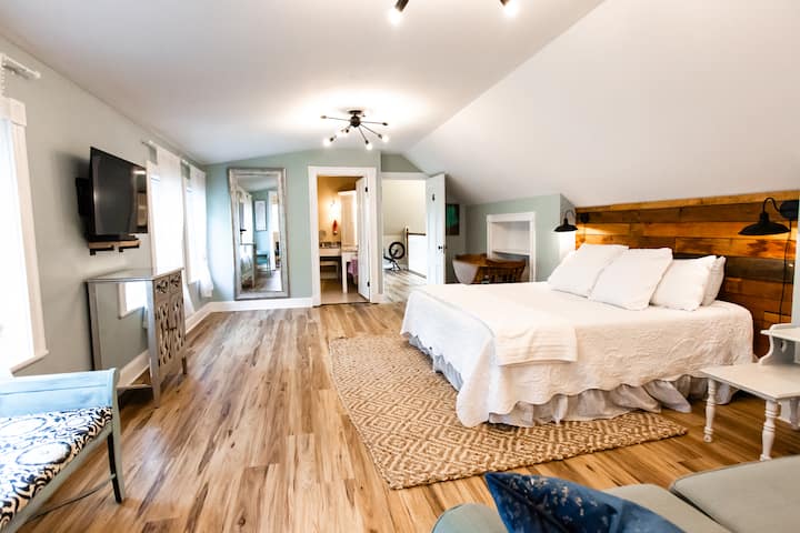 Spavaća soba 6: drugi kat, bračni krevet, toplinska pumpa, privatna kupaonica s kadom i tušem