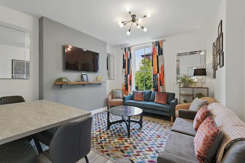 Great for groups, 8 bedroom 4 bathroom 4x parking