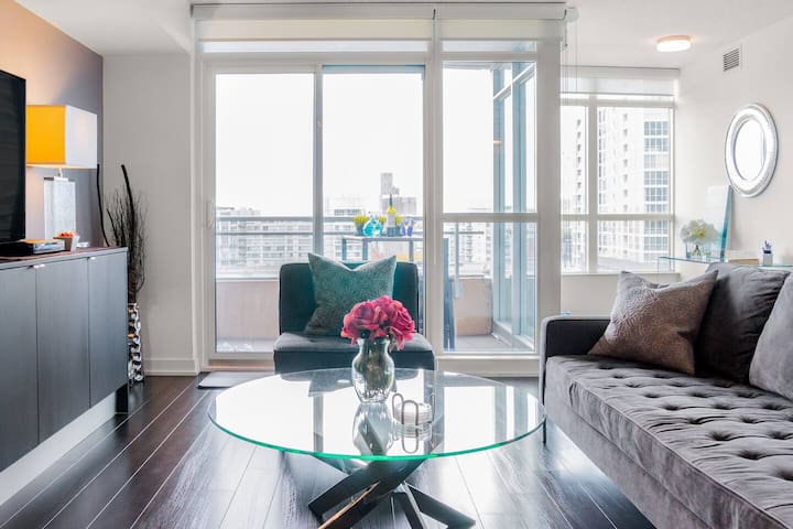Elegant Modern 2BR/2BA Oasis near CN Tower