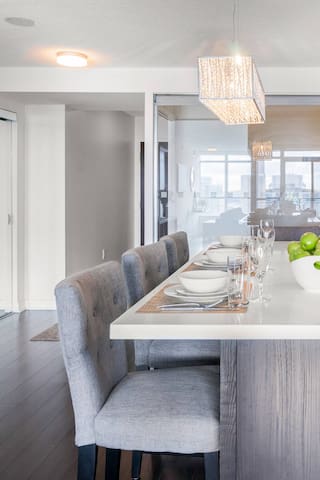 Elegant Modern 2BR/2BA Oasis near CN Tower gallery image 3