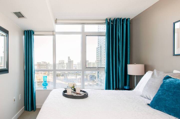 Elegant Modern 2BR/2BA Oasis near CN Tower gallery image 4