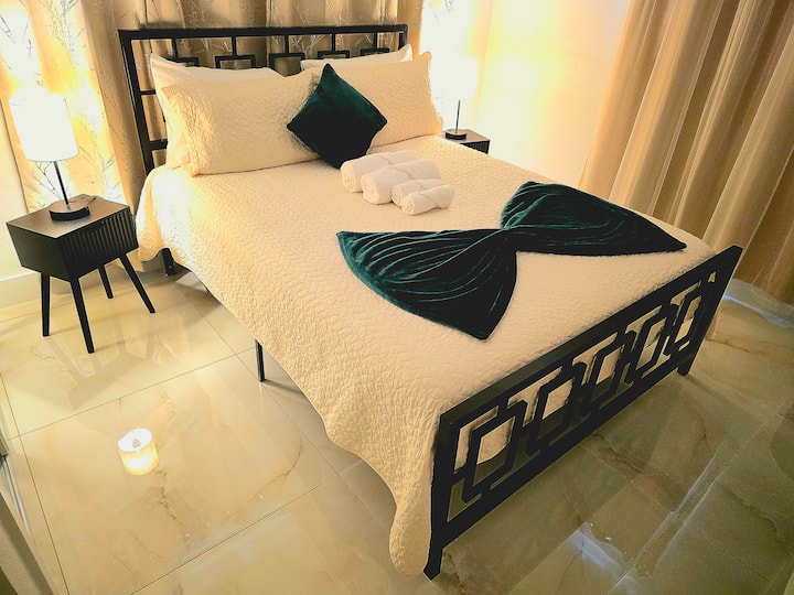 卧室装饰简洁舒适，供您休息和放松。 电视可收看Netflix和您选择的其他平台。您必须登录（离开时请记得退出）。 
壁橱里有额外的床单和枕头。