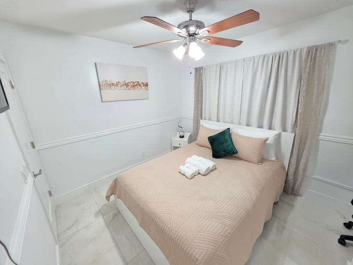 房间宽敞，布局精良，配备舒适的标准双人床，非常适合休息和放松。 几步之遥，您就能找到一个实用的工作区，非常适合在住宿期间需要专注工作的人。
