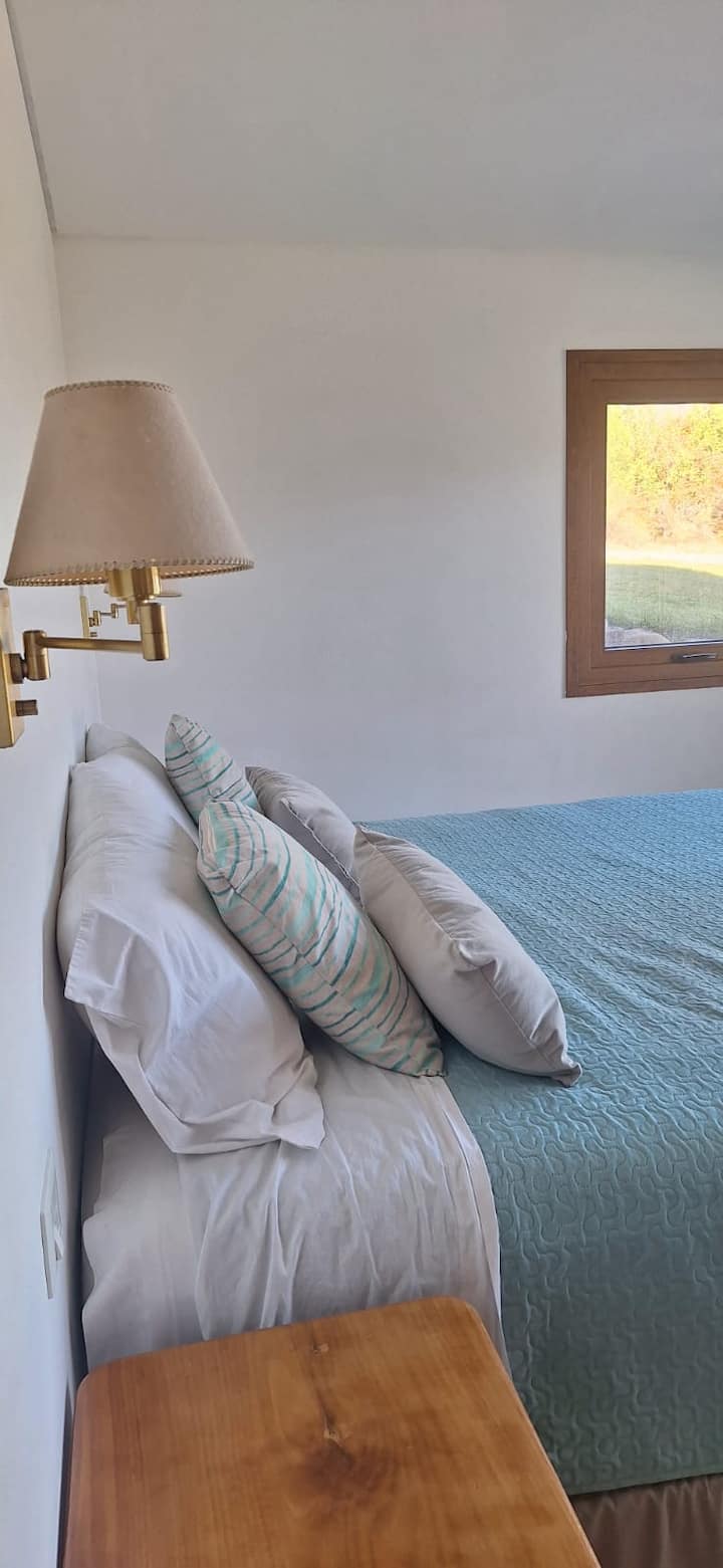 Muitos travesseiros e almofadas para uma noite de sono relaxante.