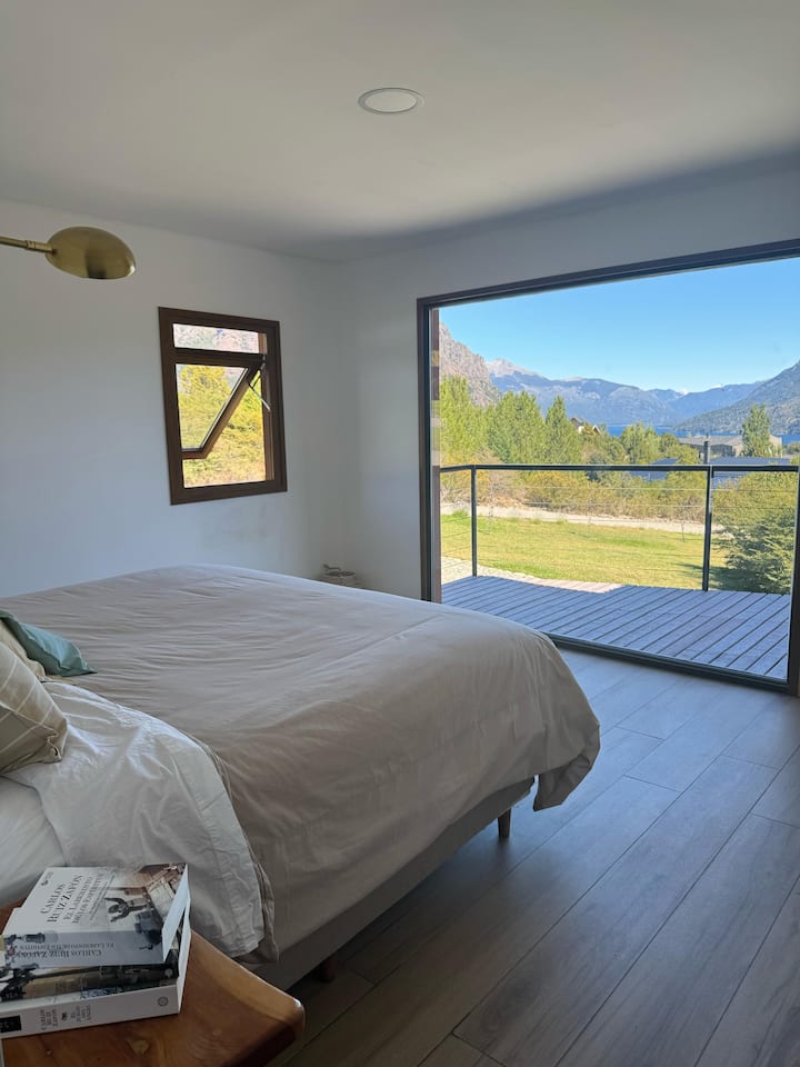 Quarto principal no andar principal com banheiro privativo. Ideal para hóspedes com mobilidade reduzida. Vistas espetaculares desimpedidas da montanha e dos lagos diretamente do travesseiro.