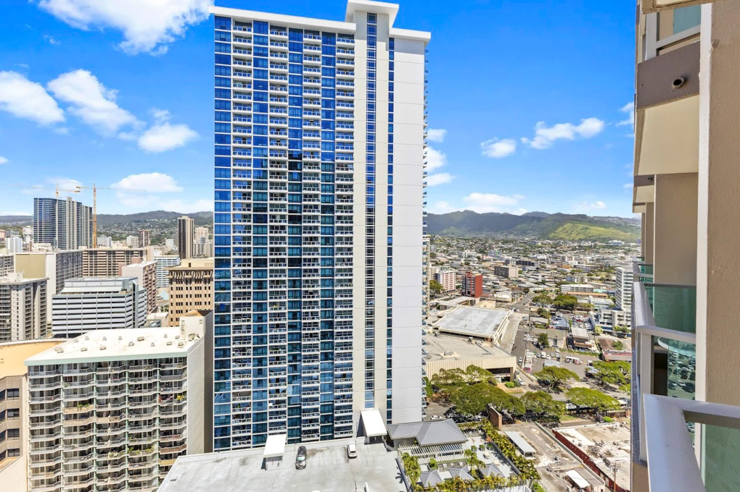 High FL-25th-Ala Moana Hotel Deluxe Double Room~ - Image 28