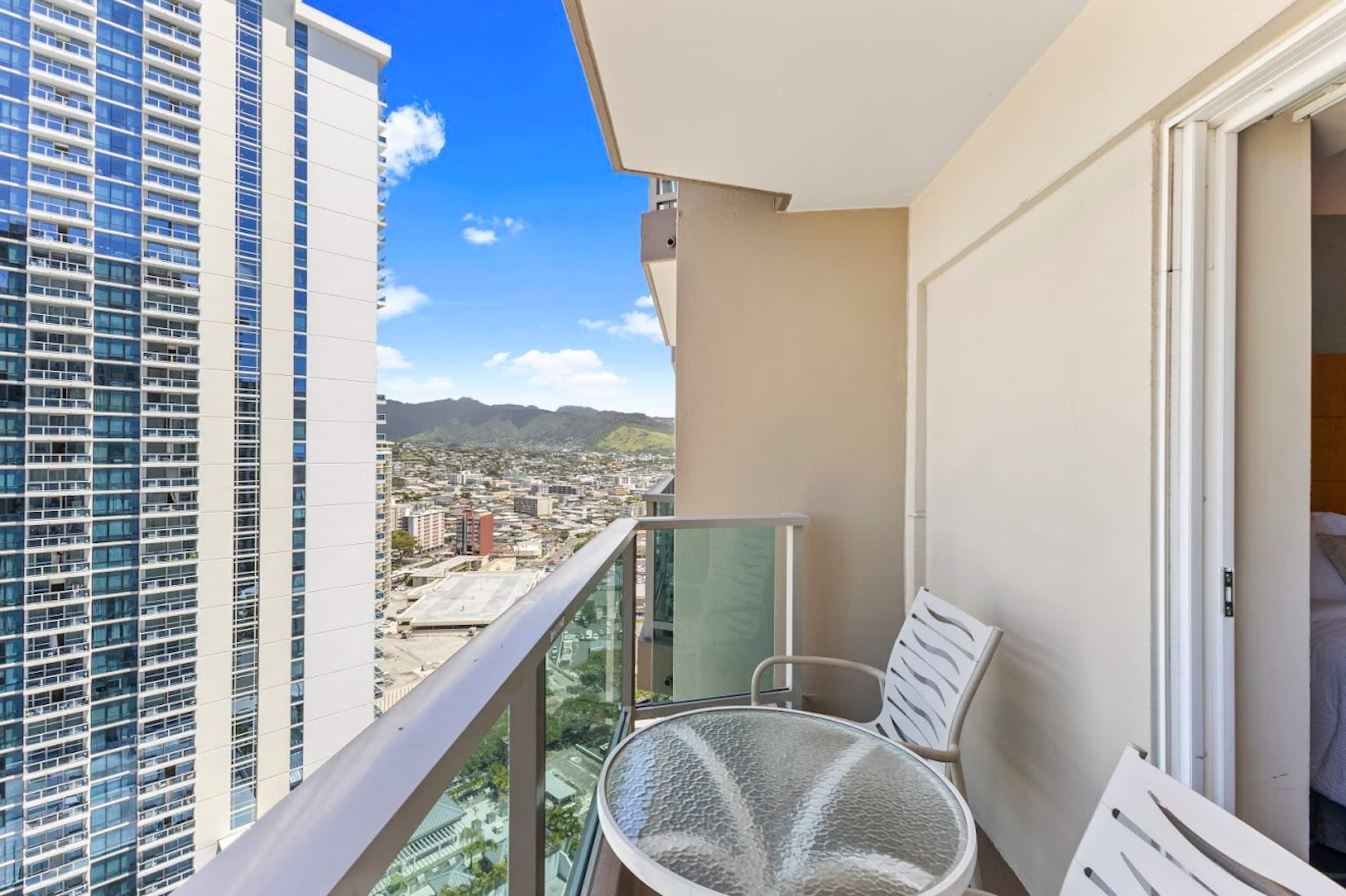 High FL-25th-Ala Moana Hotel Deluxe Double Room~ - Image 26