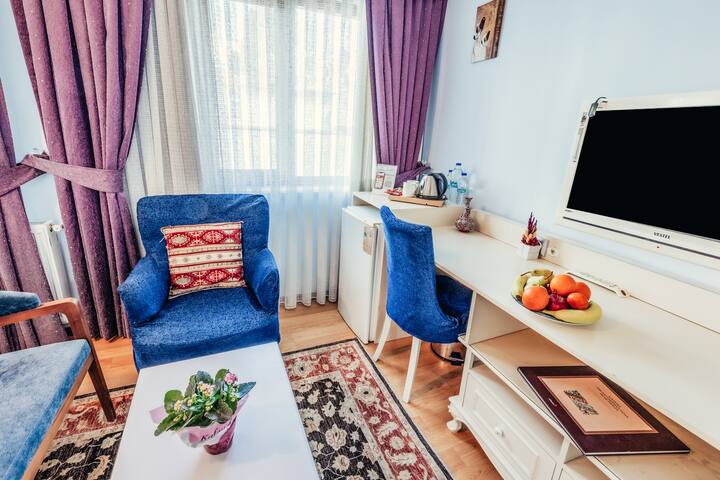 “Family Flat for 8 – 7 Minutes to Historic Area” gallery image 2