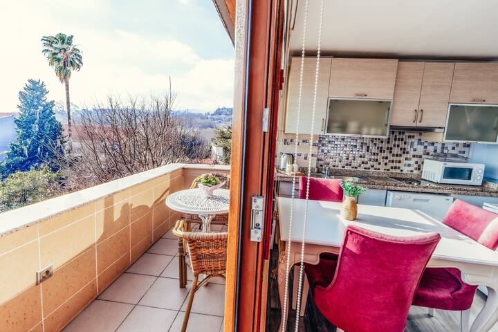 “Family Flat for 8 – 7 Minutes to Historic Area” gallery image 4