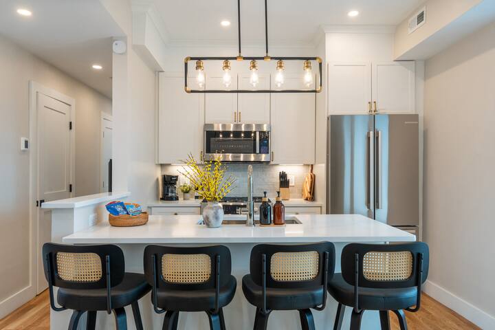 Luxe Penthouse | MIT, Harvard, T & Free parking gallery image 3