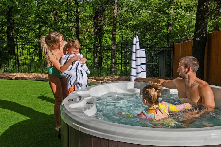 Trailside Retreat with Hot Tub and Game Room - Houses for Rent in Bella Vista, Arkansas, United States - Airbnb