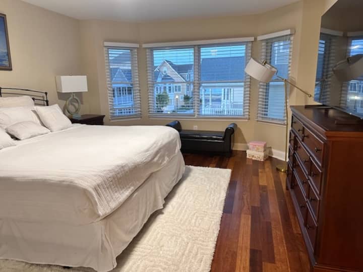 ¡Amplio primer dormitorio con una cómoda cama tamaño queen y un televisor grande para noches relajantes!