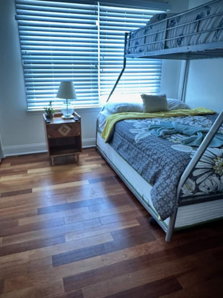 ¡Acogedora configuración de literas con camas de tamaño completo, almohadas mullidas y sábanas suaves para dulces sueños!