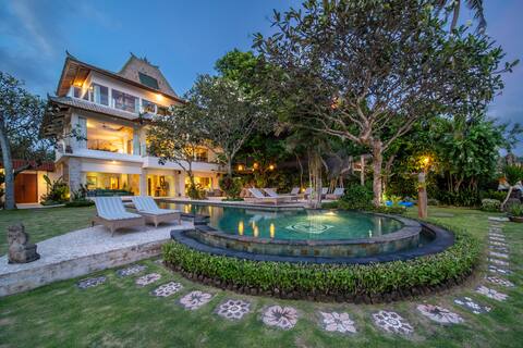 Stunning large 4-bed, 4-bath villa on the beach!
