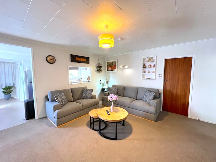 Rotorua Holiday Home - Prime Location- With Garden - Rotorua