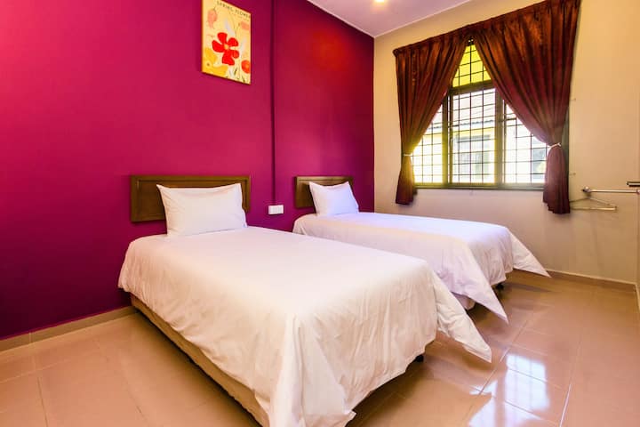 חדר שינה | מזגן | שולחן עבודה | חלון | וילונות האפלה | קולב