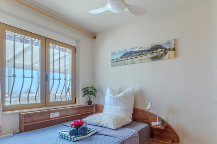 Upana wa sentimita 135 kwa urefu wa sentimita 190 (kinadharia pia imeundwa kwa ajili ya watu 2, lakini inahesabiwa tu kwa mtu 1 pamoja nasi) 