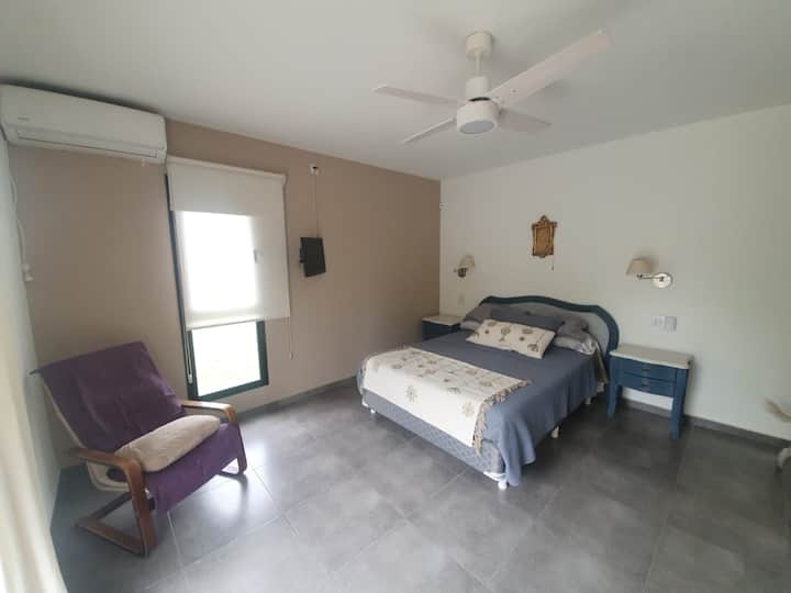 dormitorio amplio. Cama doble. puerta ventana al jardín. mucho sol y ventilación . aire acondicionado, placard
