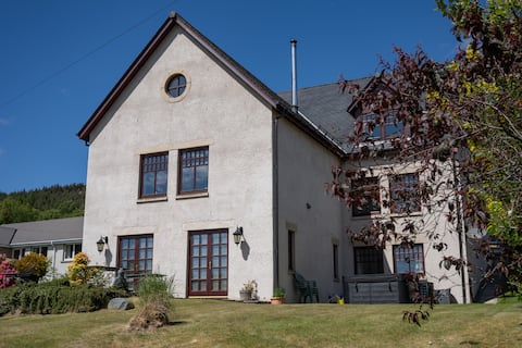 Modern Lodge with Hot Tub & Relaxed Vibes