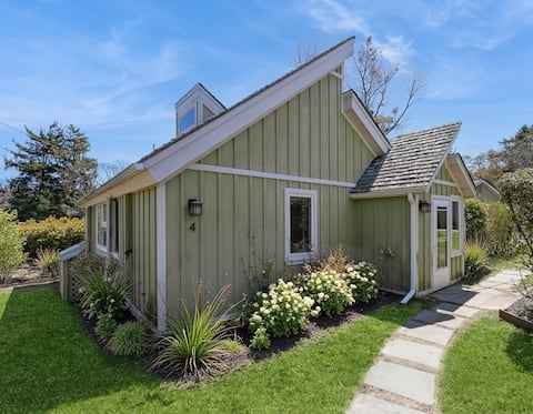 Seabreeze #4: Charming Cottage Footsteps to Beach