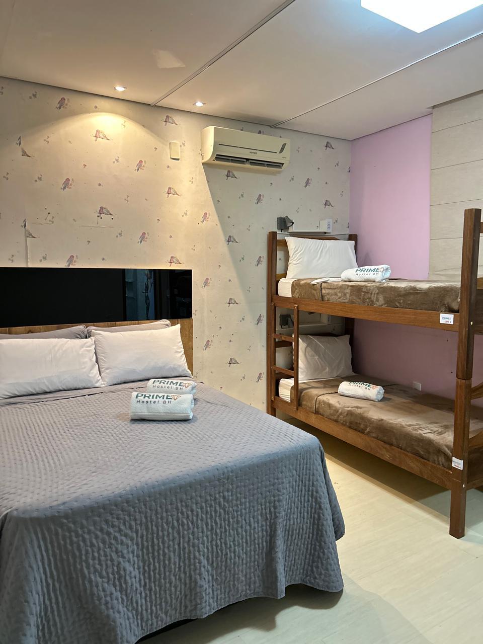 udoban apartman za par ili obitelj, s klima-uređajem, TV-om, bežičnim internetom i besplatnom jutarnjom kavom, uz prostor za slobodno vrijeme s bazenom i igrama.