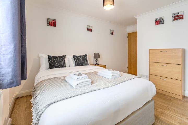 ห้องนอน: ห้องนอนคู่ที่สว่างและอบอุ่นพร้อมเตียงนอนสบายๆผ้าปูที่นอนนุ่มๆและที่เก็บของในตัว สถานที่พักผ่อนที่เงียบสงบเหมาะสำหรับการพักผ่อนยามค่ำคืน