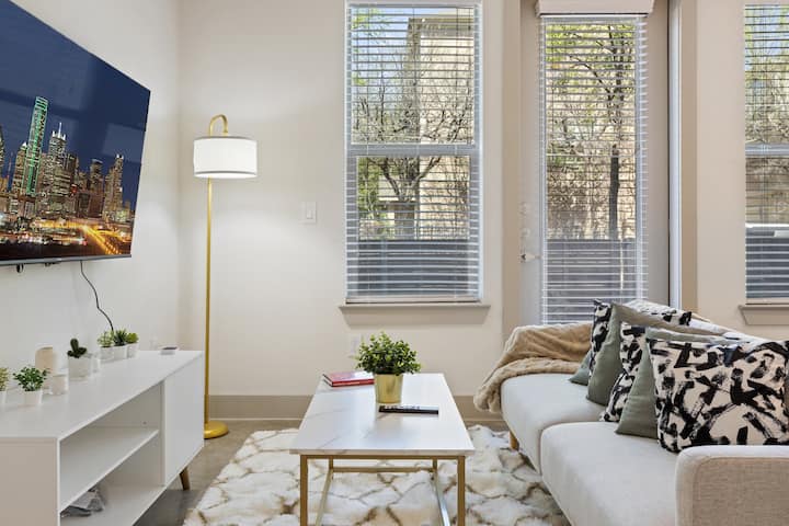 Mentre ti siedi in salotto, i comodi mobili e il design di buon gusto ti permettono di rilassarti facilmente.