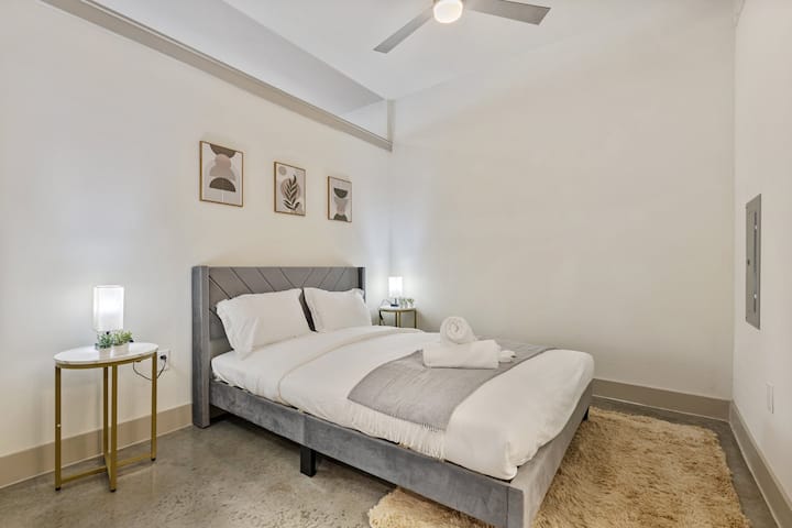 Ti senti avvolto nel comfort mentre ti rilassi sul letto a due piazze, circondato da una stanza pensata per la tranquillità.