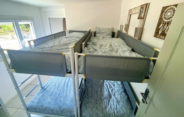 Dormitorio 2 , vista al jardín, con 4 camas, literas de 90 x 200.
Habitación ideal para niños .