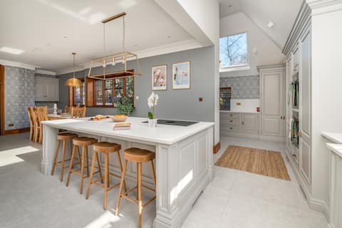Luxury Period 7 Bed Mansion near Warner Bros