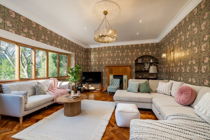 Luxury Period 7 Bed Mansion Near Warner Bros - St Albans