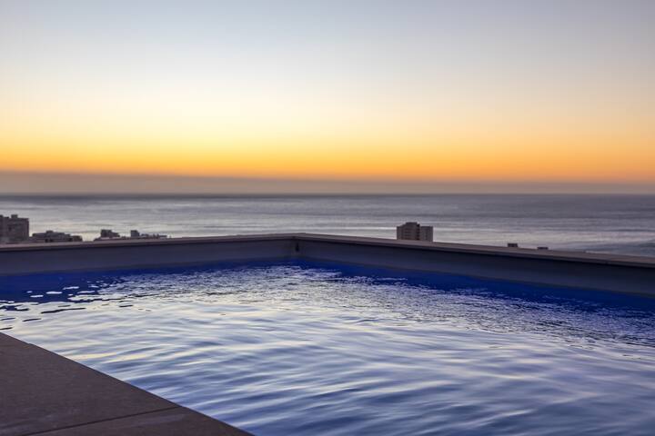 Sleek Penthouse with Iconic Views & Prime Location gallery image 5