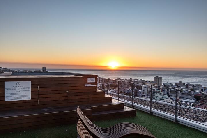 Sleek Penthouse with Iconic Views & Prime Location gallery image 4