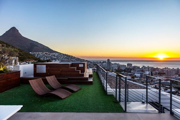Sleek Penthouse with Iconic Views & Prime Location gallery image 3