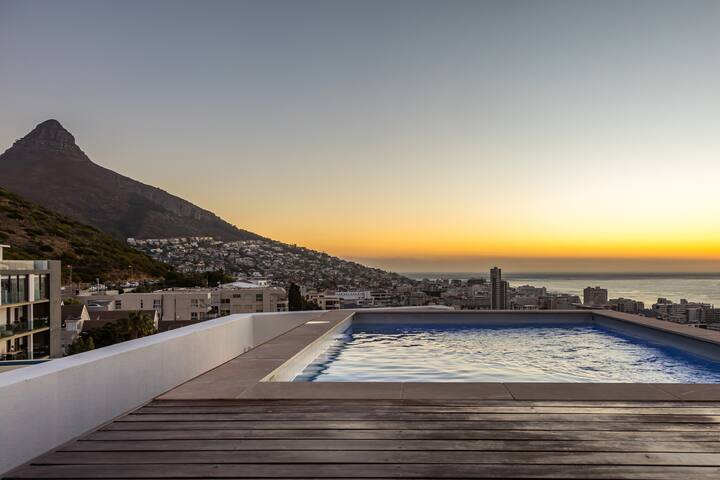 Sleek Penthouse with Iconic Views & Prime Location gallery image 2