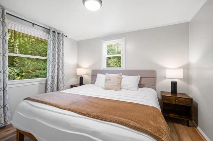 Acurrúcate en este acogedor dormitorio tamaño king, adornado con tonos tierra y texturas acogedoras