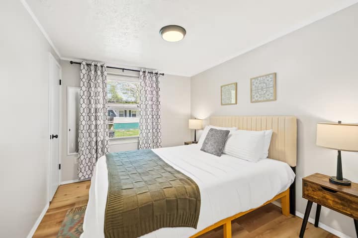 Espacio cómodo con una cama lujosa y una decoración relajante