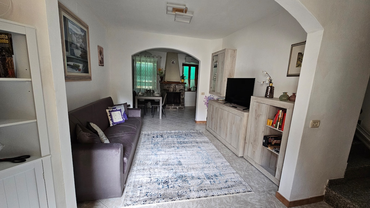 غرفة معيشة بسرير أريكة وتلفزيون ذكي 43 بوصة