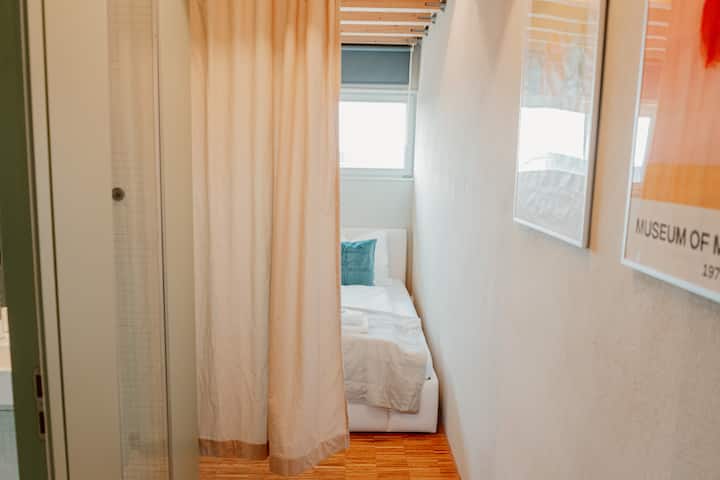 חדר שינה שמספק פרטיות עם וילון