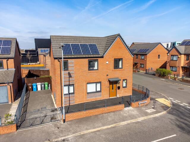 Contractor/Family stays FREE parking (63B)