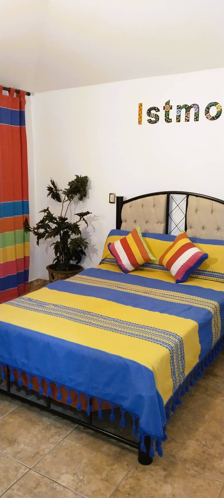 ห้องพัก Isthmus ตั้งอยู่ที่ชั้น 1 เหมาะสำหรับคู่รัก มีห้องน้ำในตัวและเตียงคู่