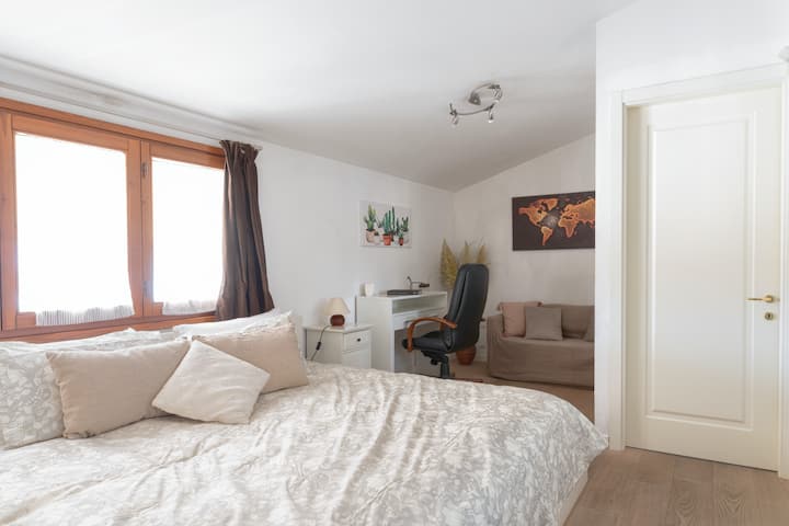 Wide And Comfortable, Perfect For Couples - Florence