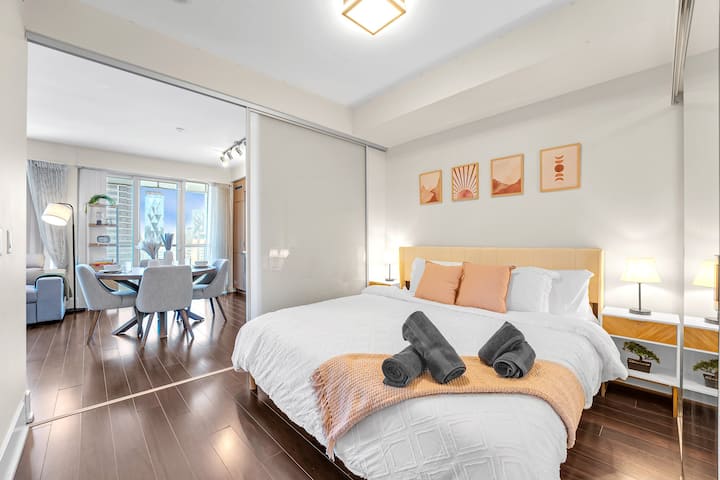 Нов брачен кревет (широк 150-179 см) со премиум чаршафи. 