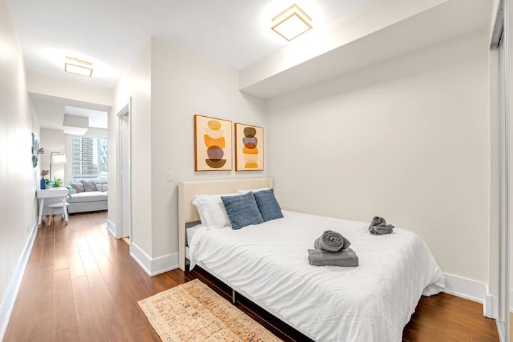 Нов брачен кревет (широк 150-179 см) со премиум чаршафи. 