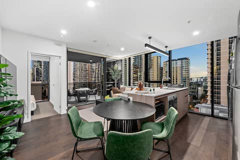 City View Apt w/ Balcony, King Bed & Parking