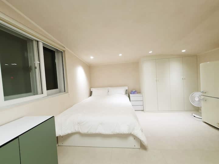 Chumba cha 3 kitafunguliwa tu ikiwa zaidi ya watu 7 wameweka nafasi.