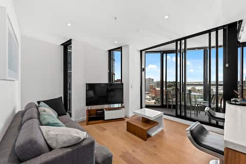 Stylish 2BR w/ Huge Gym, Infinity Pool & Parking